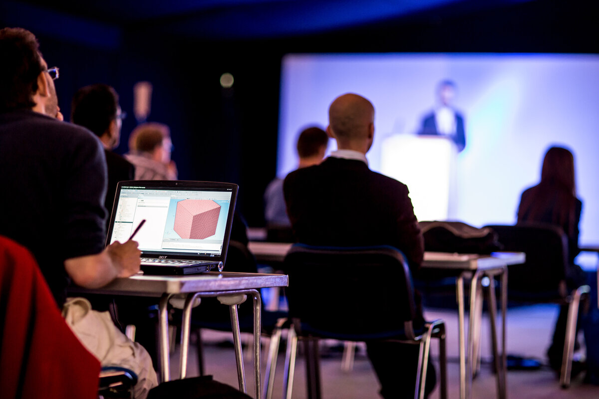 Профессиональные камеры работают даже в условиях слабой освещенности