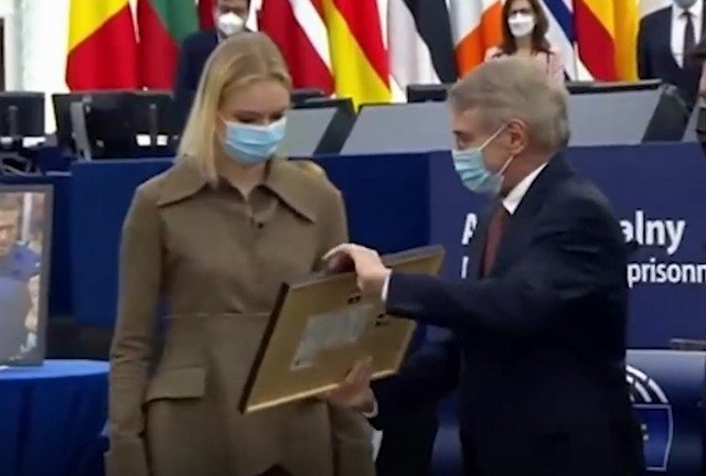 Фото из открытых источников.    Дарья Навальная и представитель Евросоюза.