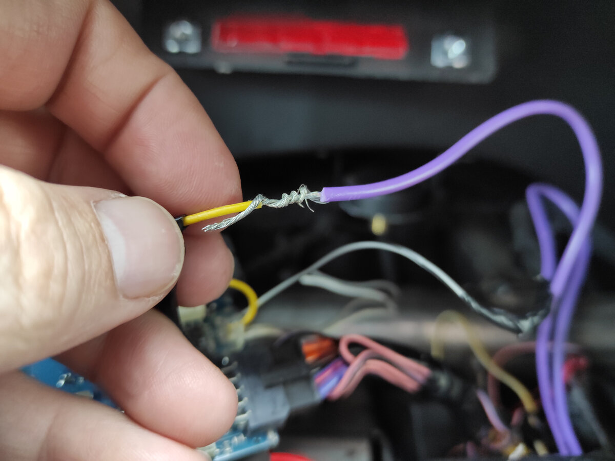 Скрутка замотаная изолентой, а под ней…