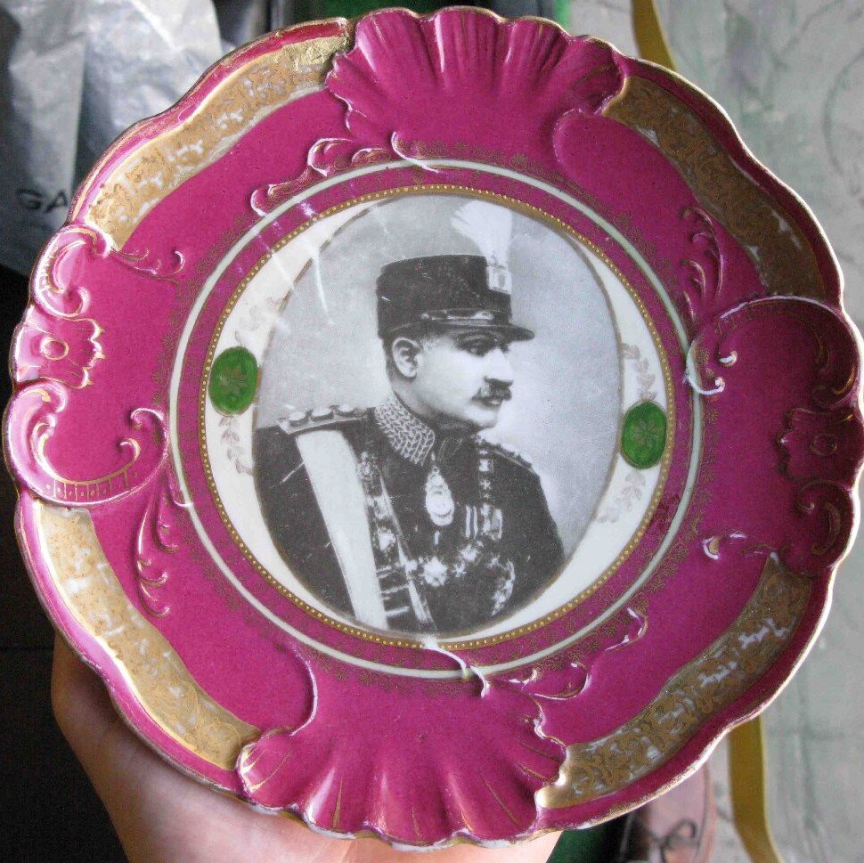 Блюдо с портретом правителя Ирана Мохаммеда Реза-шаха Пехлеви. 1926–1930. Дулёво. Источник: btorg.ru 