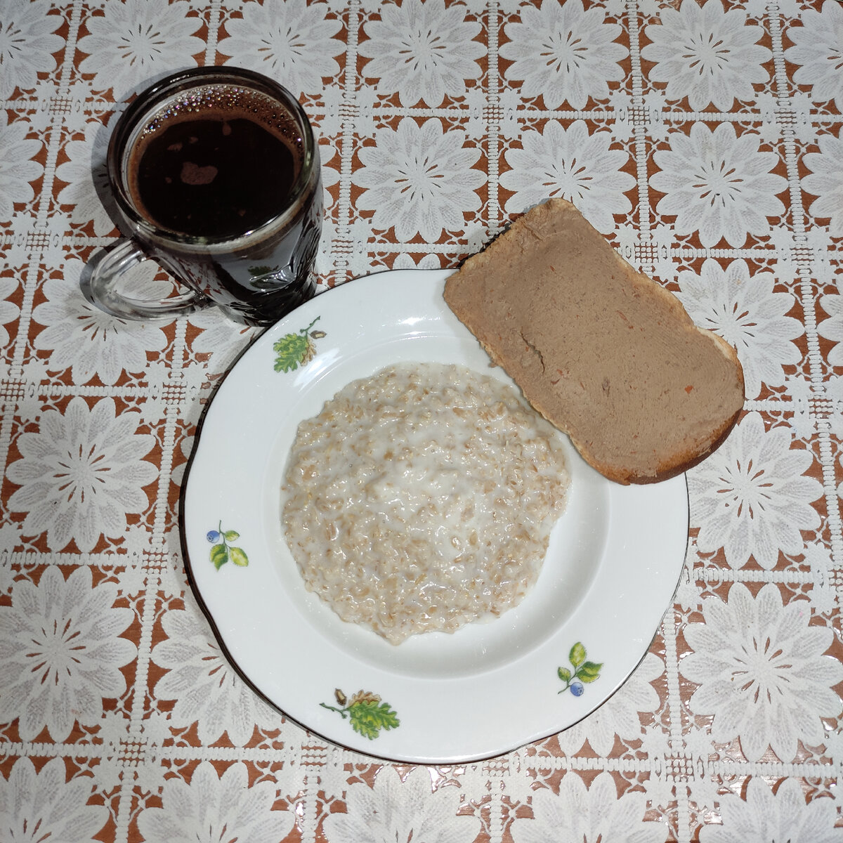 Каша на молоке и воде 50/50, бутерброд с печеночным паштетом и кофе с сахарозаменителем