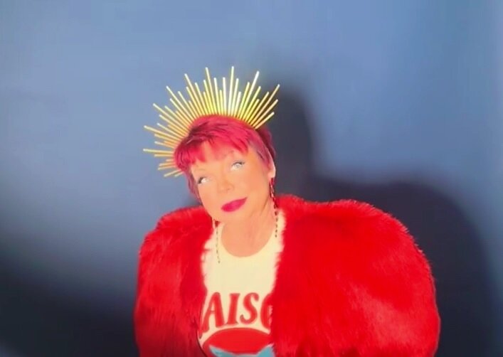 Людмила любит привлекать внимание