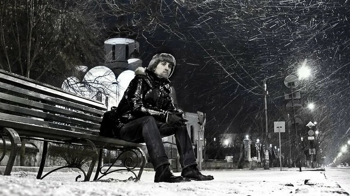 Парень в парке зимой