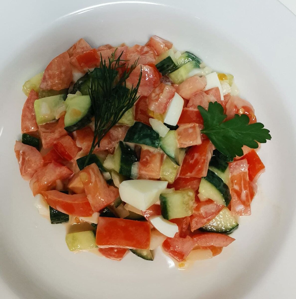 Приготовьте вкусный салат из продуктов,которые всегда под рукой. Нередко бывает так, что надо быстренько сделать салат и при этом "не ударить лицом в грязь".