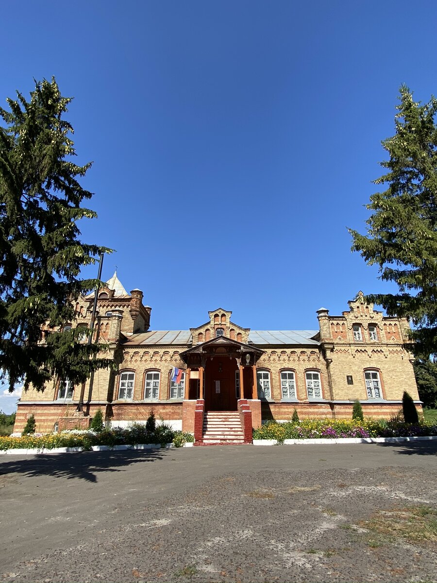 Сейчас в замке располагается сельская средняя школа