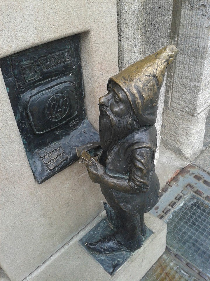 Гном у банкомата. 