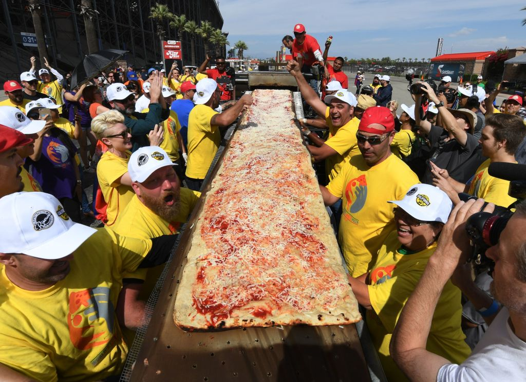 Самый большой мировой. Самая длинная пицца. Рекорды мира. Самые большие рекорды Гиннеса. Рекорды пиццы.