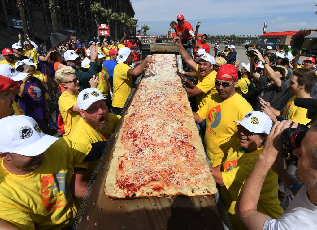 World record. Самая длинная пицца. Рекорды мира. Самые большие рекорды Гиннеса. Рекорды пиццы.