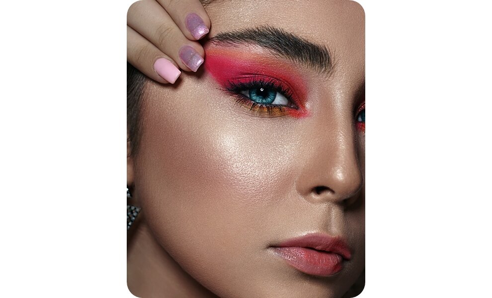 Не бойтесь экспериментов. В конце концов эпатаж лишь способ выразить свой внутренний мир. И да — насыщенные тона хорошо подойдут брюнеткам