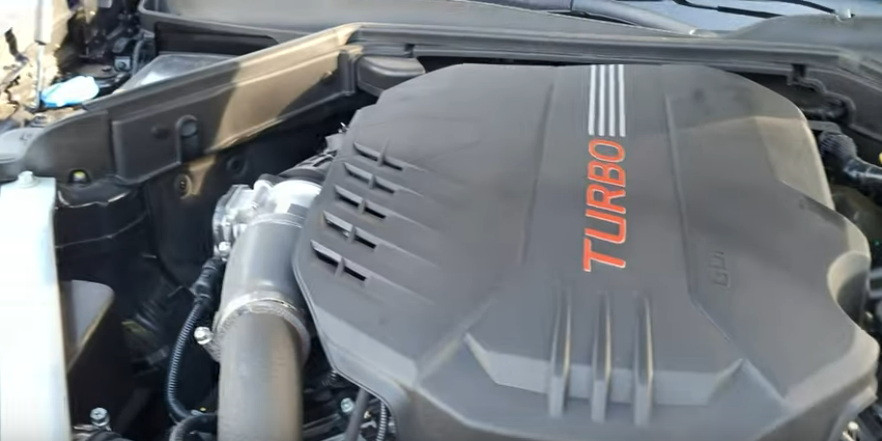 Пластиковая крышка двигателя с 6-ю цилиндрами в комплектации GT2.