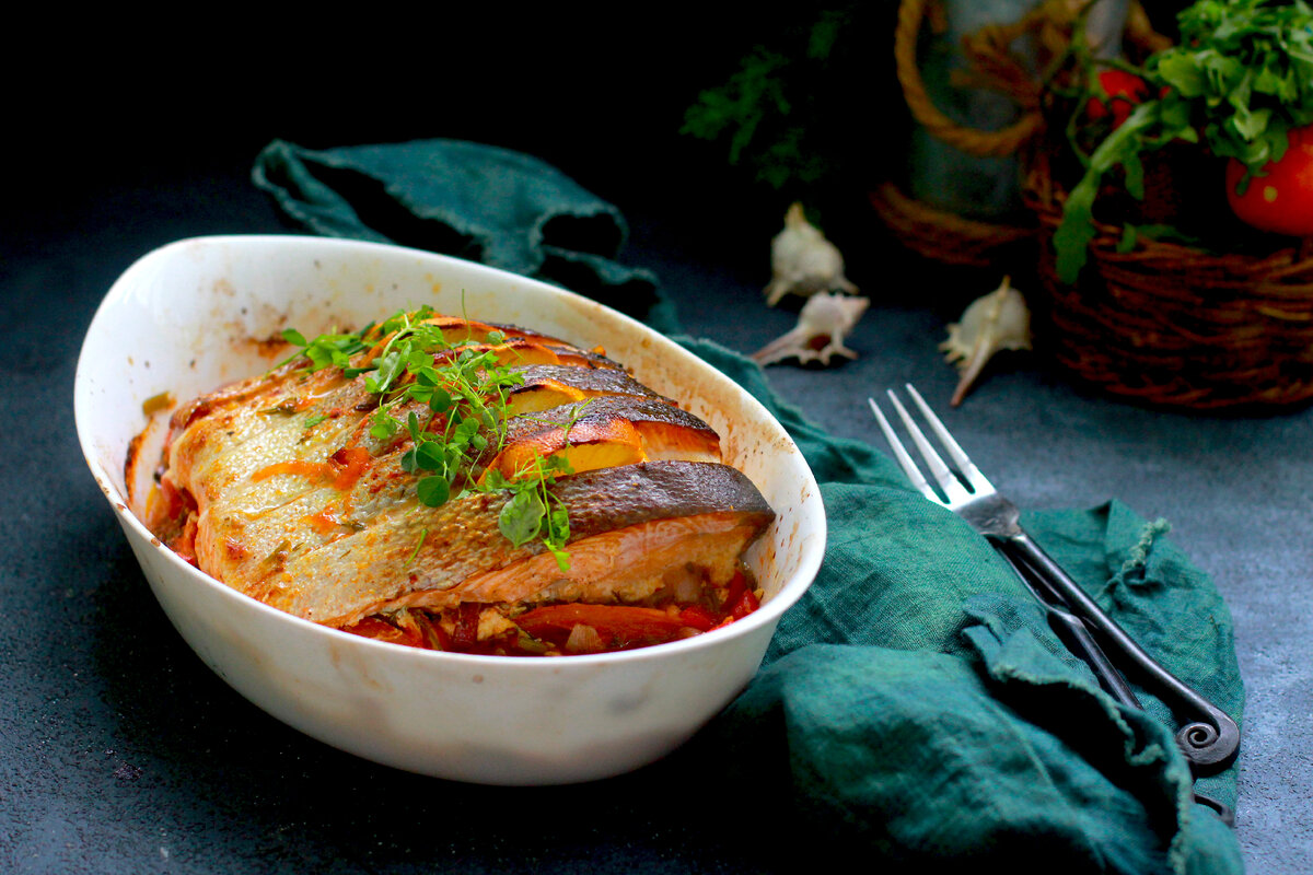 Лосось на овощной подушке от прекрасной Елены @urbanistka_vl Некрасовой. Разве не чудо? Рецепт спрашивайте или смотрите в Инстаграме Елены. 