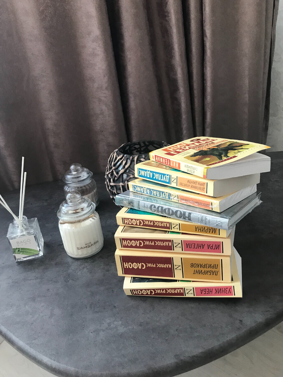 Что можно почитать в этом году)
1. Карлос Руис Сафон цикл книг «Кладбище забытых книг»
Это бриллиант в короне данного автора:)
2. Нил Гейман «История с кладбища» 
Неплохая книга, заходит с 25-30 страницы 🤞
3. Опять же автор К.Р.Сафон 
«Кристина»
Шикарна книга из более раннего творчества автора, но так же захватывает читателя с первых страниц.
4. Дуглас Адамс и его знаменитые произведения 
«Автостопом по галактике»
«Детективное агенство Д.Д»
Нужно приноровиться к стилю написаны))))
И ВЕНЕЦ, последняя книга Карлоса Руиса Сафона 
«ГОРОД ИЗ ПАРА»
Талантливое написание, которые я скоро оценю😏 рученьки ещё не дошли до десерта😅