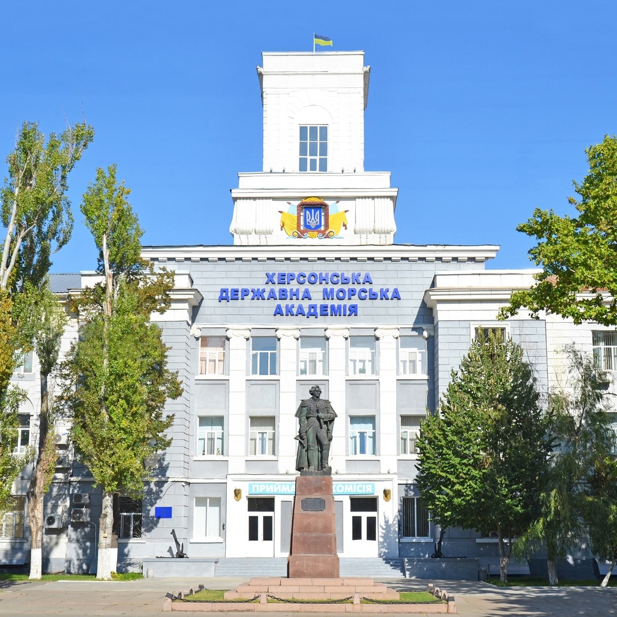 Да, памятник русскому Ушакову на месте, и центральный проспект носит славное имя российского флотоводца. И это радует