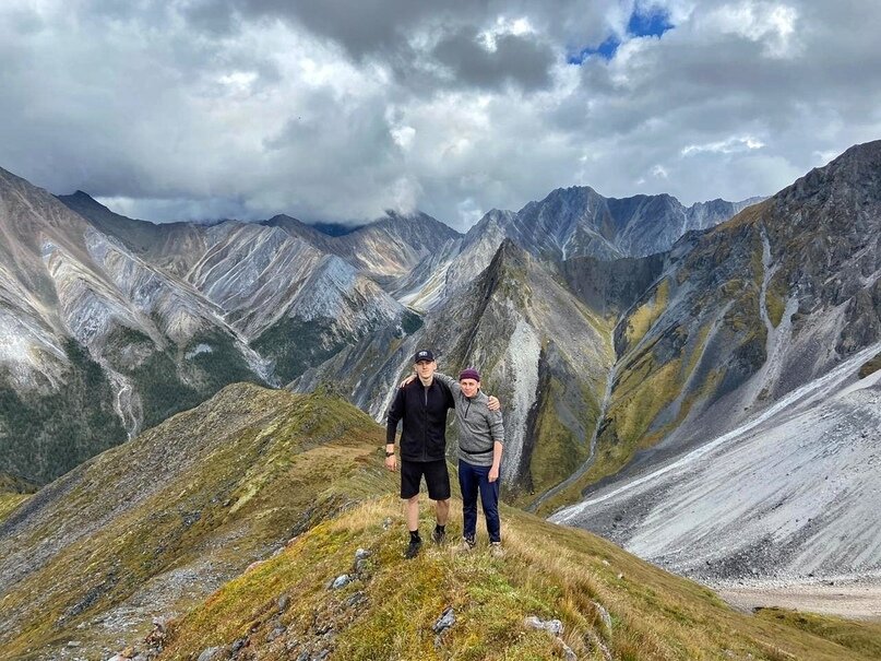 Я с другом вблизи пика Трёх капитанов, район Шумакских источников, Восточные Саяны, 2020 год.
