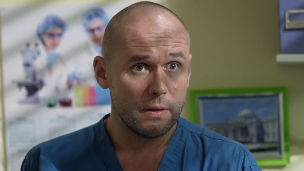 Кадр из кинофильма "Склифосовский 4", 2015 г., режиссер Юлия Краснова, сценаристы Екатерина Тирдатова, Андрей Бабик, композиторы Денис Новиков, Дмитрий Чижевский (скриншот) 