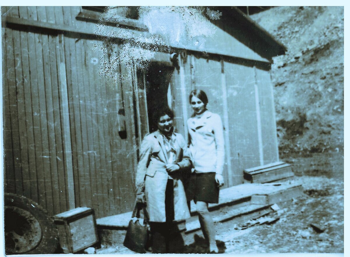 Две подруги: Нина Бородина (Жданова) и Любовь Сухаревская