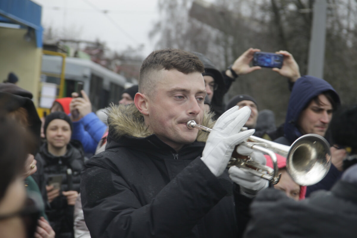 Музыкант духового коллектива #ЭхоУлиц - участников программы "Музыка в метро", во время выступления на территории депо им. Баумана