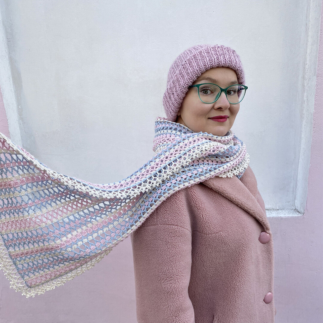 Шарф "Утренняя дымка" связан из альпаки с шелком.
Этот узор также подходит и для тонкого хлопка.