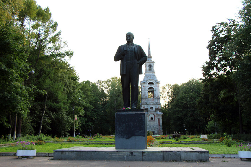 Осташков люди. Памятник Хользунову (Волгоград). Памятник Карпеченко в Вельске. Памятник Хользунова Волгоград.