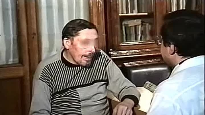 Справа знаменитый психиатр Юрий Геннадьевич Тюльпин. Можно найти на YouTube "медфильм" плейлист "психиатрия" 