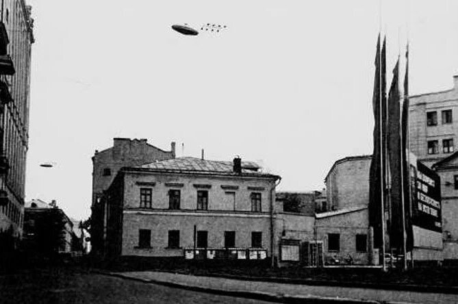 Сквер под окнами и тот самый стенд «СЛАВА КПСС». Сейчас этого сквера уже нет. Там Высшая школа экономики. 