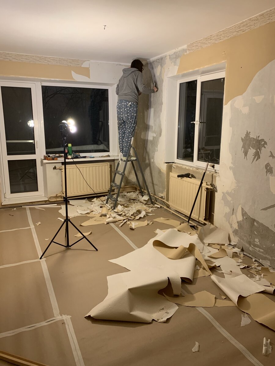 снимаем обои, паркет уже обновлен и укрыт картоном