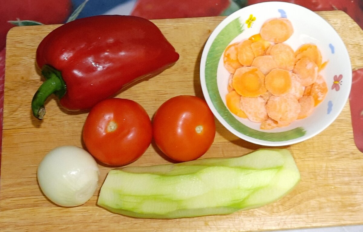 Морковь у меня была из морозилки, поэтому на фото беловатая.