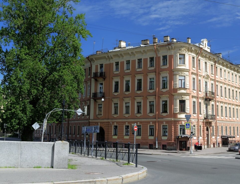 Дом, в котором находится музей-квартира А.А. Блока. Ул. Декабристов, д.57