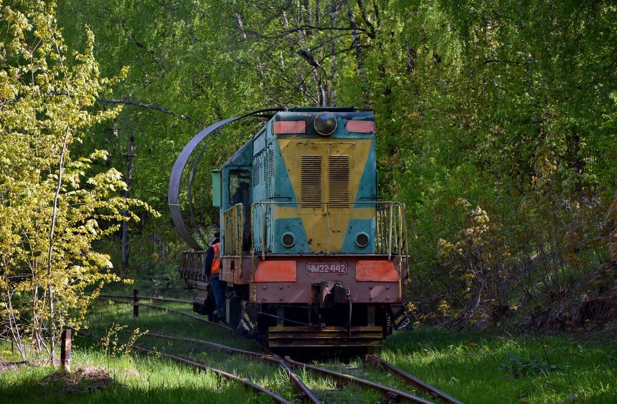 Тепловоз ЧМЭ2-442 работает на манёврах из цеха в цех на заводе Криогенмаш