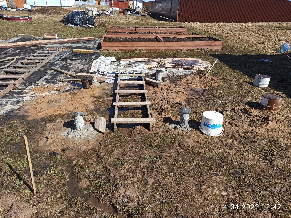 Установка столбов под фундамент