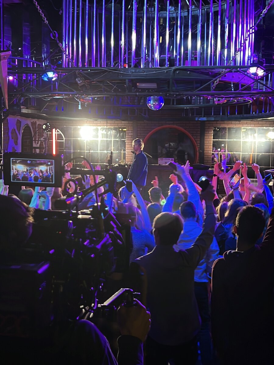 Фейгин на съёмках сериала «Новенький» (2022)