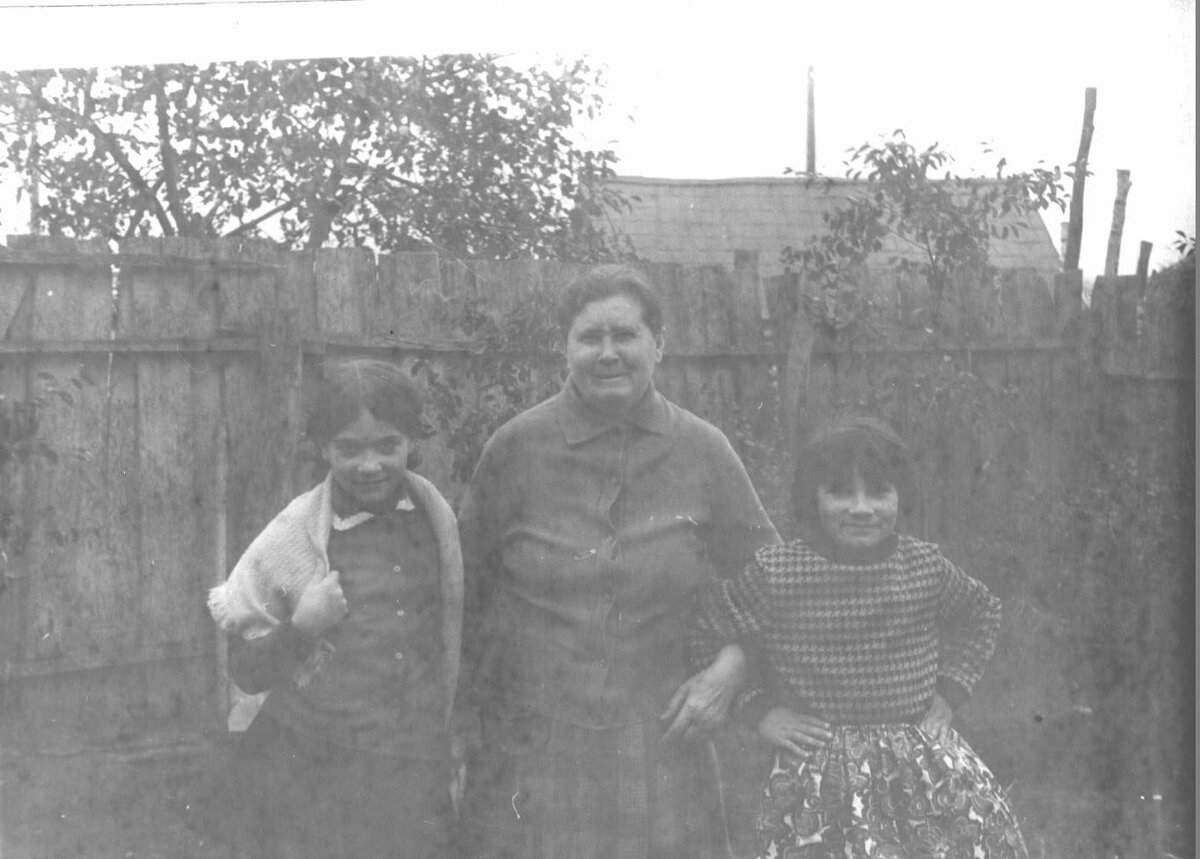 Бабушка Фрося со мной и моей младшей сестрой. Мне здесь 12 лет. Любе - 9.