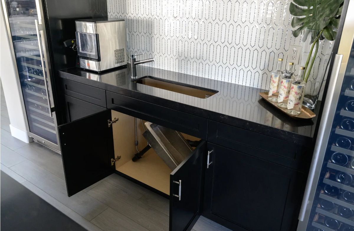 Мойка не была надежно закреплена и вывалилась в ходе эксплуатации. Кроме того, в доме были неправильно установлены посудомоечная машина и газовая плита, так, что ими теперь невозможно пользоваться. 