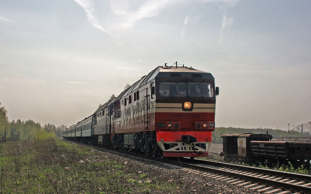 Тепловозы с поездом следуют по станции Ожерелье