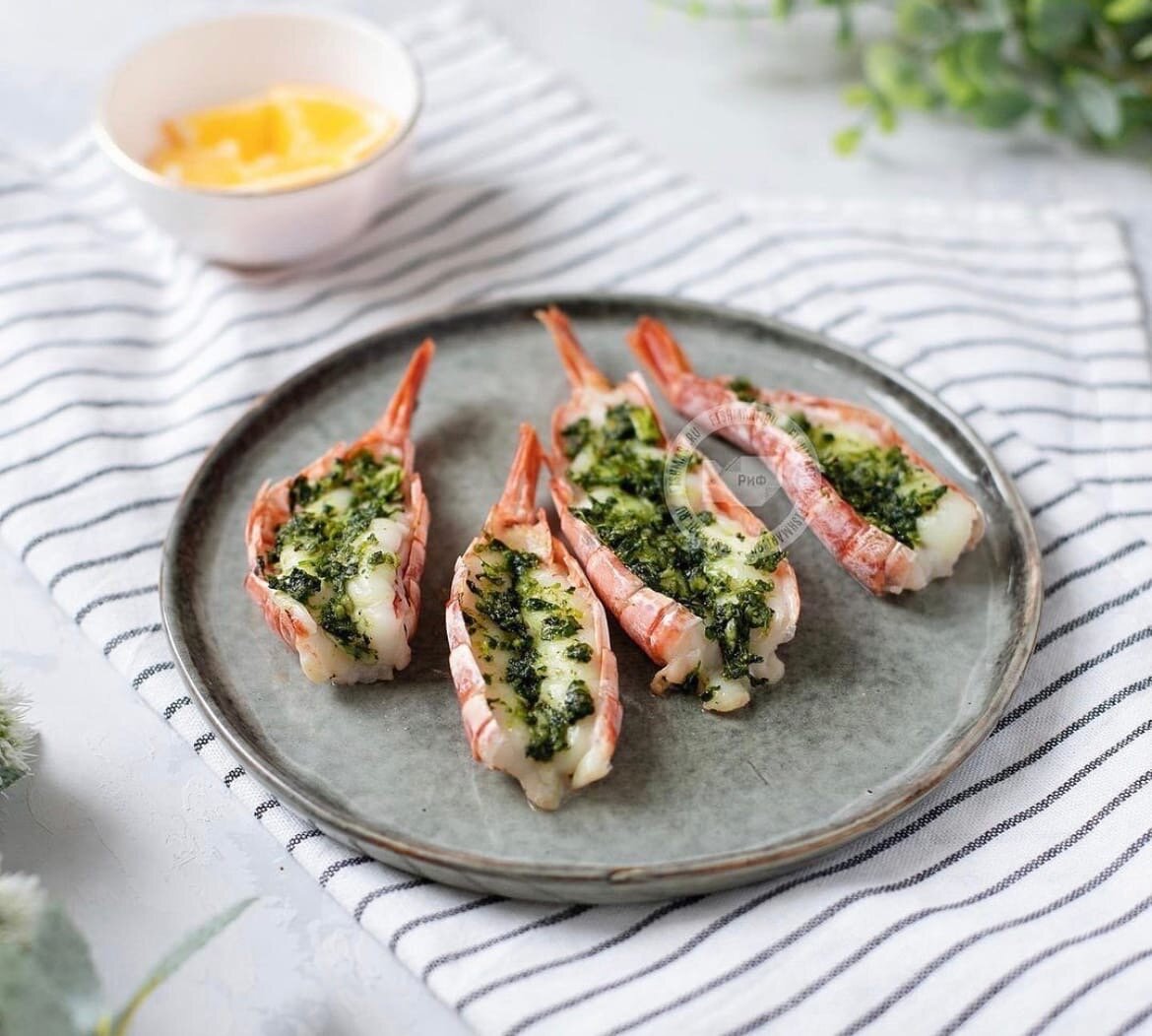 Креветки с соусом песто.