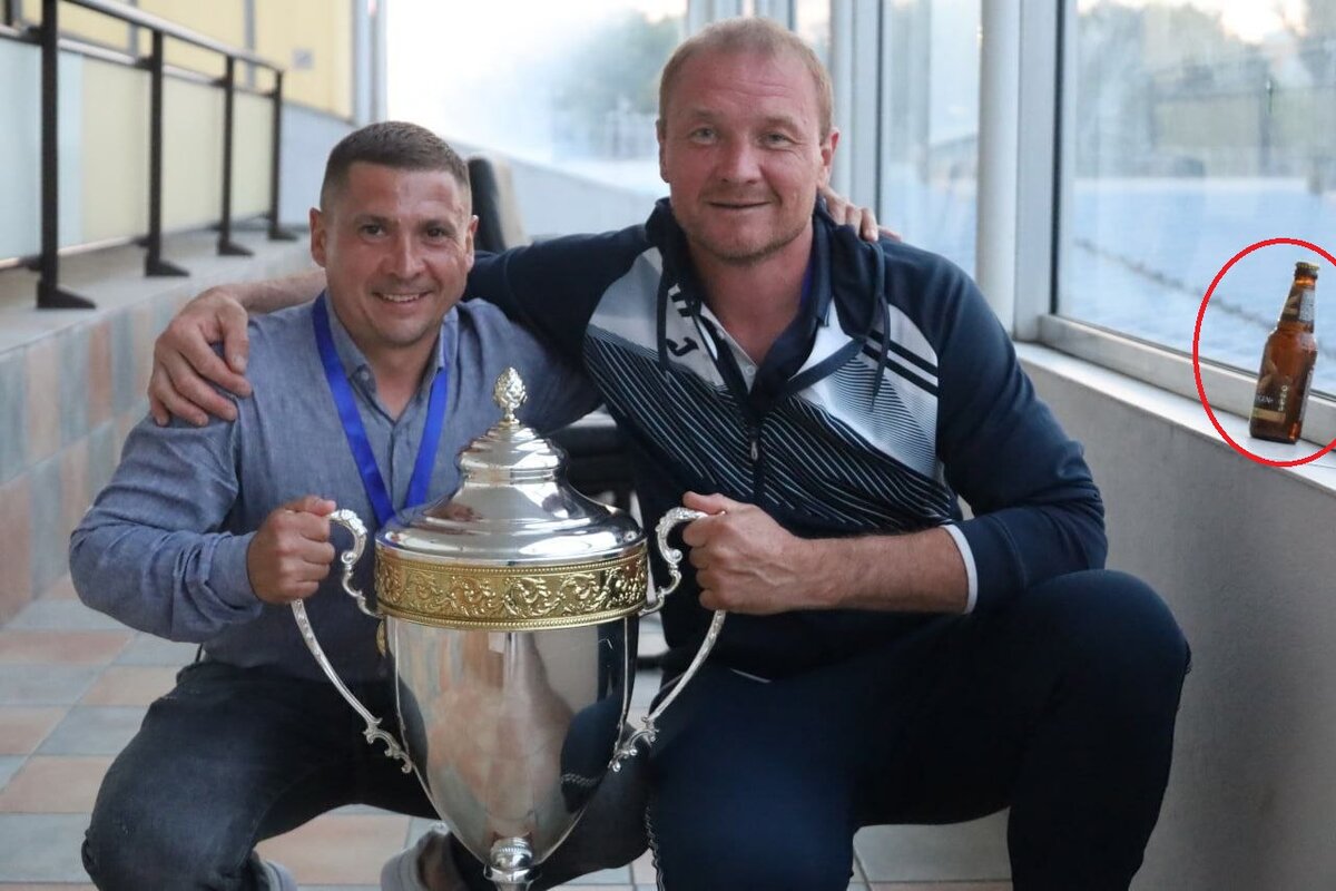 Справа - лучший защитник ФК "ТСК-Таврия" с кубком чемпиона премьер-лиги КФС