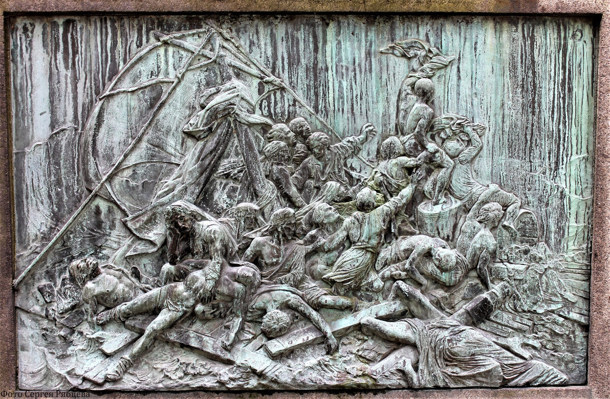 Барельеф "Плот Медузы" на могиле французского художника  Теодора Жерико. Кладбище Пер-Лашез.