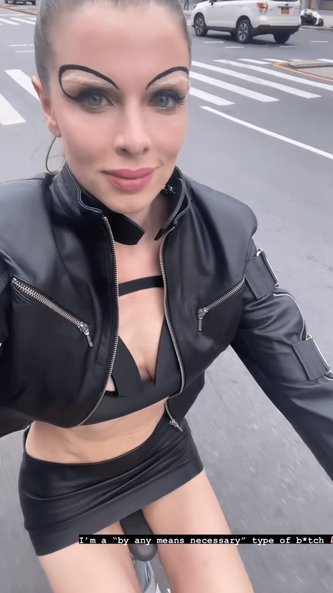    Джулия Фокс приехала на кинофестиваль на велосипедеСоцсети Джулии Фокс