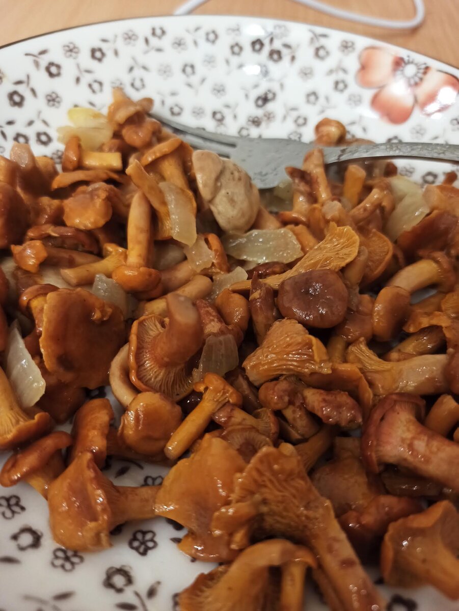 Лисички с лучком