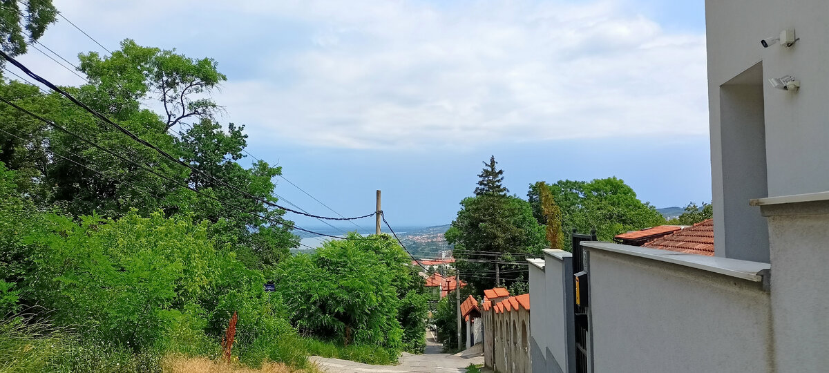 Наш второй отель (аппартаменты) были в Звердаре (район Белграда). Хозяйка сказала, что заберёт наши паспорта и сама сходит в полицию за БК! Отдыхайте, мол, и не переживайте! Мы долго козявились, пока не поняли, что здесь отдавать паспорта лендлордам - нормальная практика. Только за аренду платИте после того, как вам вернут документы и принесут БК!)