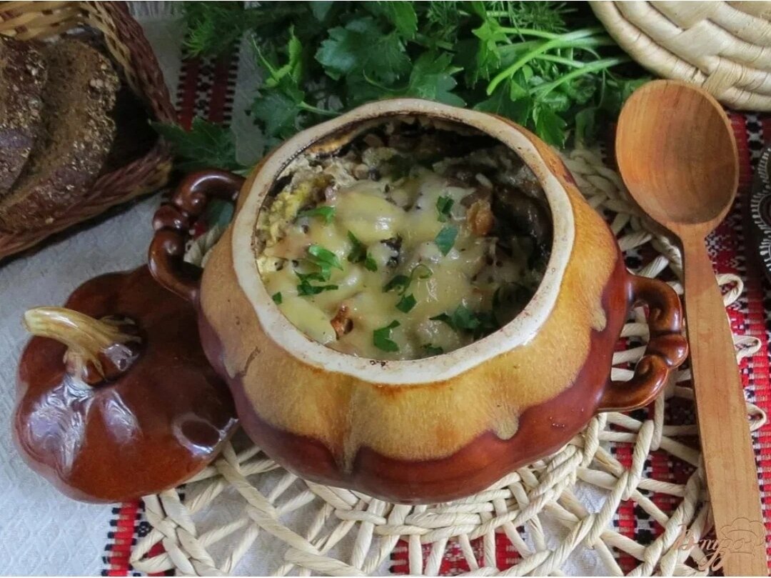 Мясо в горшочках с картошкой рецепт духовке. Картошка с грибами в горшочках в духовке. Мясо с грибами в горшочках. Горшочки в духовке с мясом и картошкой и грибами. Мясо в горшочках с картошкой.