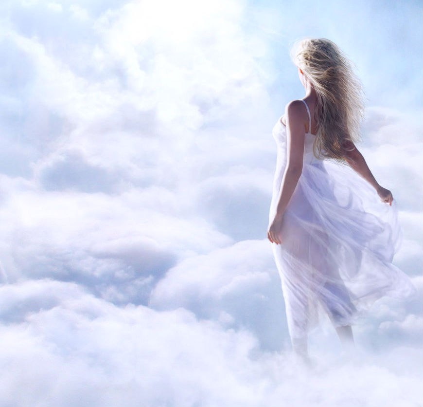 Все мое внимание было обращено на облака. Девушка в облаках. Воздушная женщина. Девушка и небо. Девушка летает в облаках.
