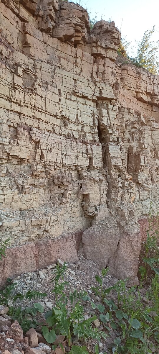 Если долго всматриваться в профиль, можно увидеть головы окаменевших здесь стражей озера