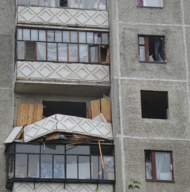 Взрыв газа был такой силы, что согнул бетонное ограждение балкона // freemiass.ru