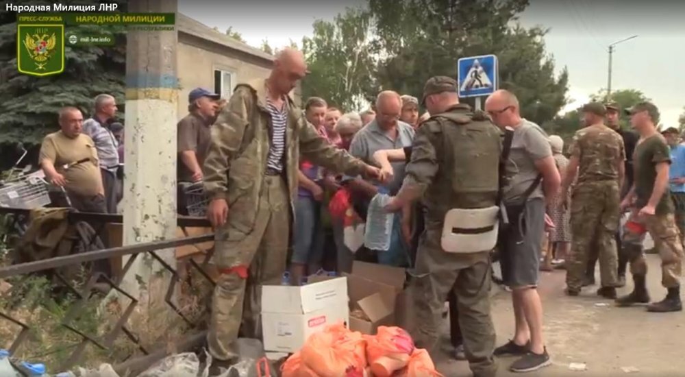 Военнослужащие НМ ЛНР доставили гуманитарную помощь жителям Горского. Источник: Народная Милиция ЛНР
