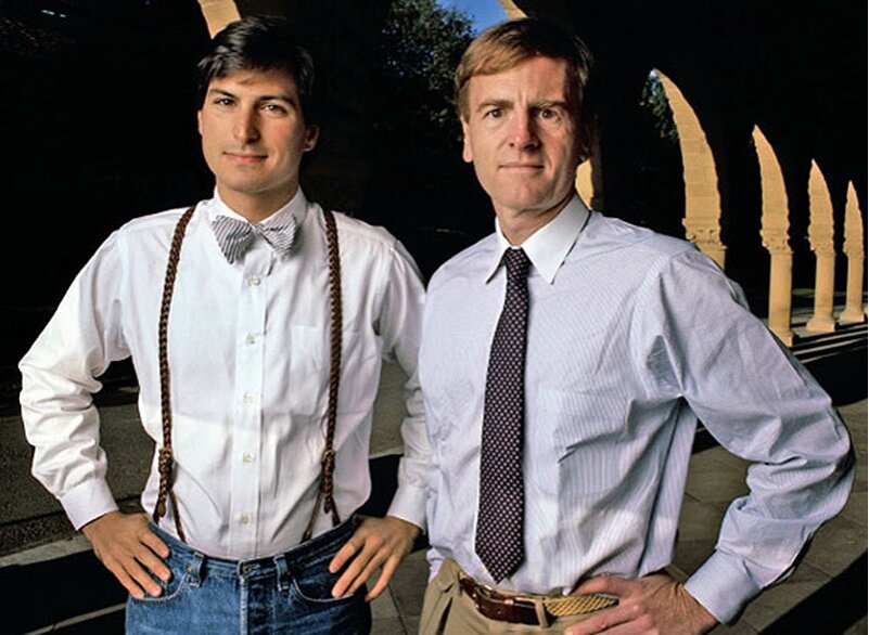 * Здесь на фото Стив Джобс и Джон Скалли. Не буду рассказывать как у них дальше сложились отношения. Можете прочитать сами.