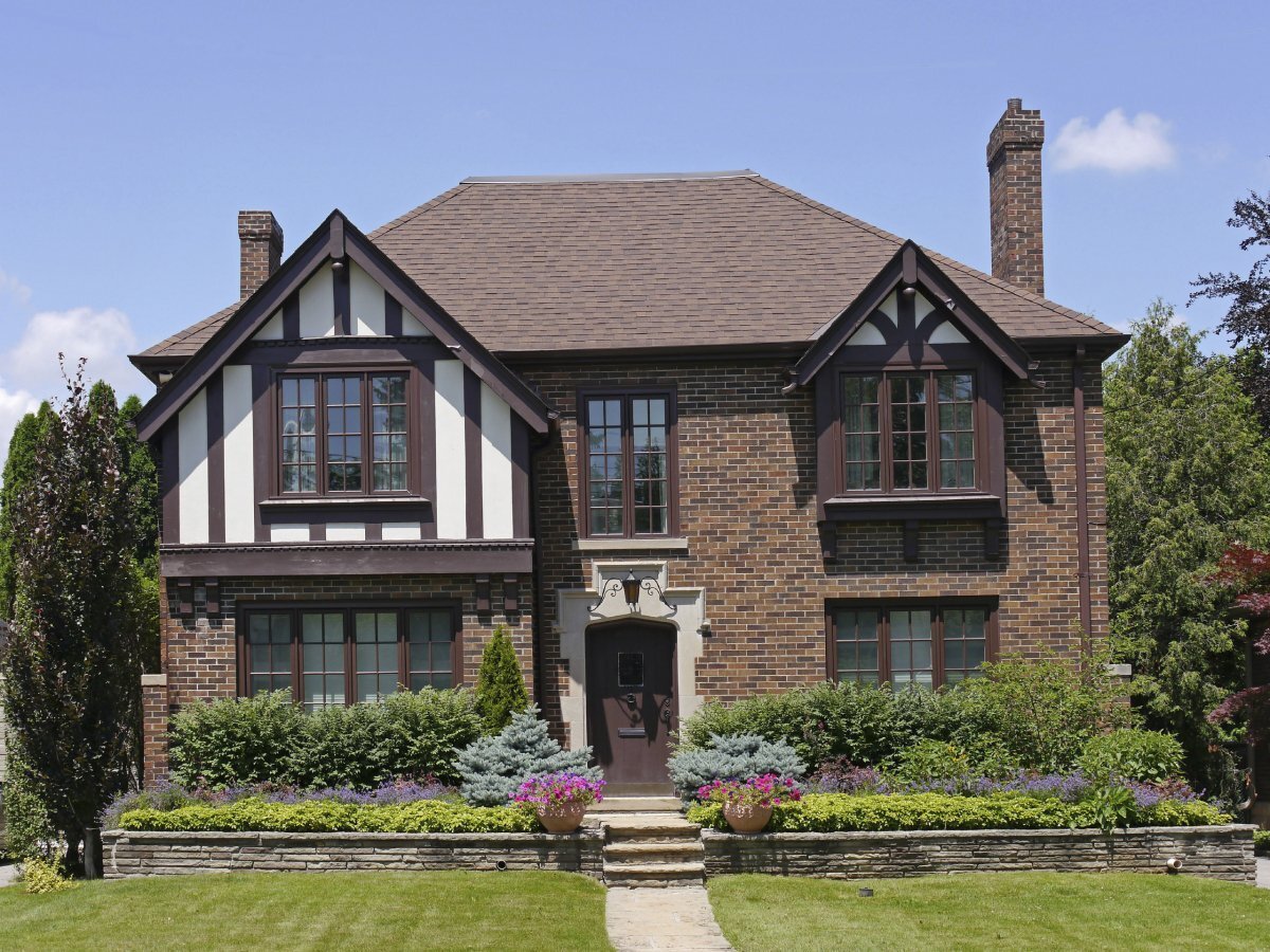 Архитектура на английском. Стиль Тюдор (Tudor Revival Cottage). Особняк Тюдоров в Англии. Тюдоровский Ренессанс в Англии архитектура. Дом архитектура в английском Тюдор стиле темный кирпич.