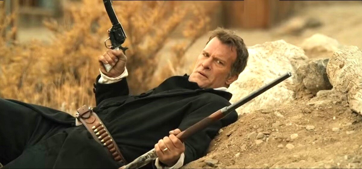 Так, прикинем. Хозяина салуна Томас Джейн в "Апачи-джанкшен" играл, капитана армейской кавалерии в "Последнем сыне" играл, фермера-поселенца в "Восстании Техаса" играл, здесь вот сыграл священника. Что ж, осталось Томасу сыграть в вестернах шерифа и бандита - и сложится бинго.  