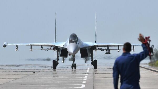    Многоцелевой истребитель Су-35 ВКС России, задействованный в специальной военной операции, на аэродроме базирования© РИА Новости