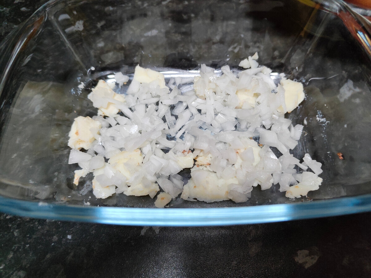 У меня вместе с жиром из банки с тушёнкой 